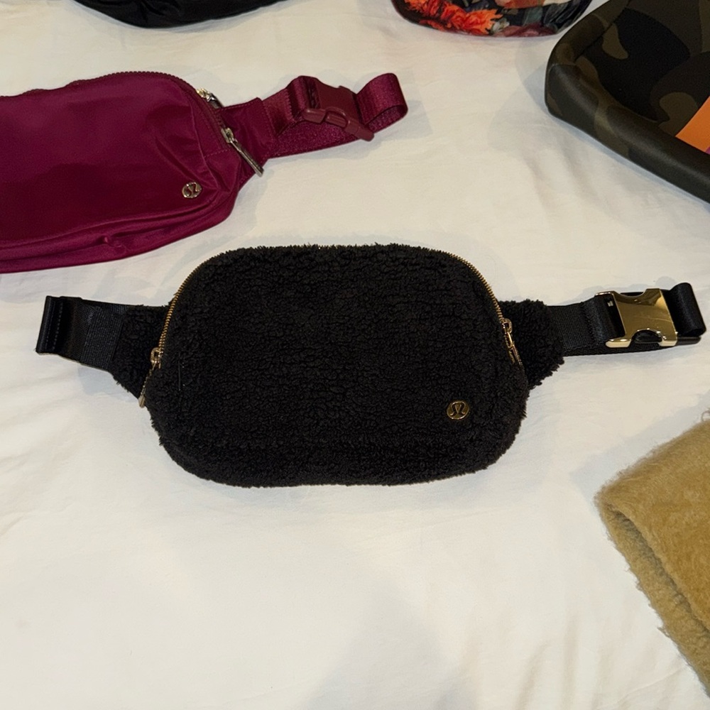 lululemon athletica Black Fleece Crossbody Bag